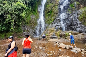 Un Refrescante Baño en la Cascada