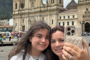 De Fondo la Catedral Primada de Colombia